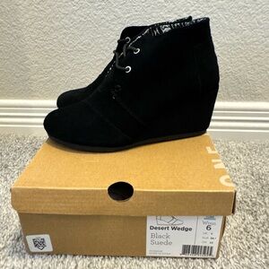 Tom’s Desert Wedge Black Suede Size 6W